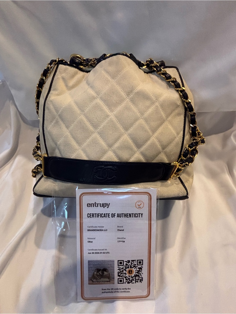 CHANEL Cream Quilted Shoulder Bag with Navy Lambskin Trim and Gold Chain
